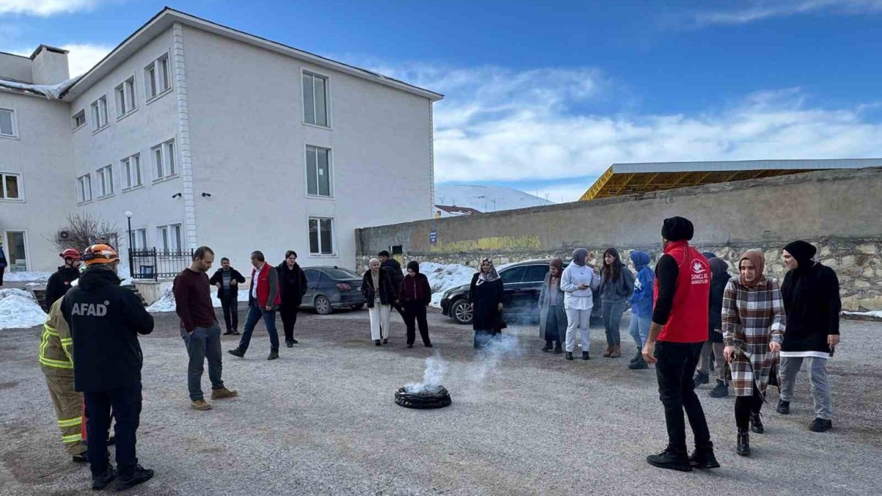 Bayburt Gençlik Merkezi personellerine “Afet Farkındalık Eğitimi” verildi