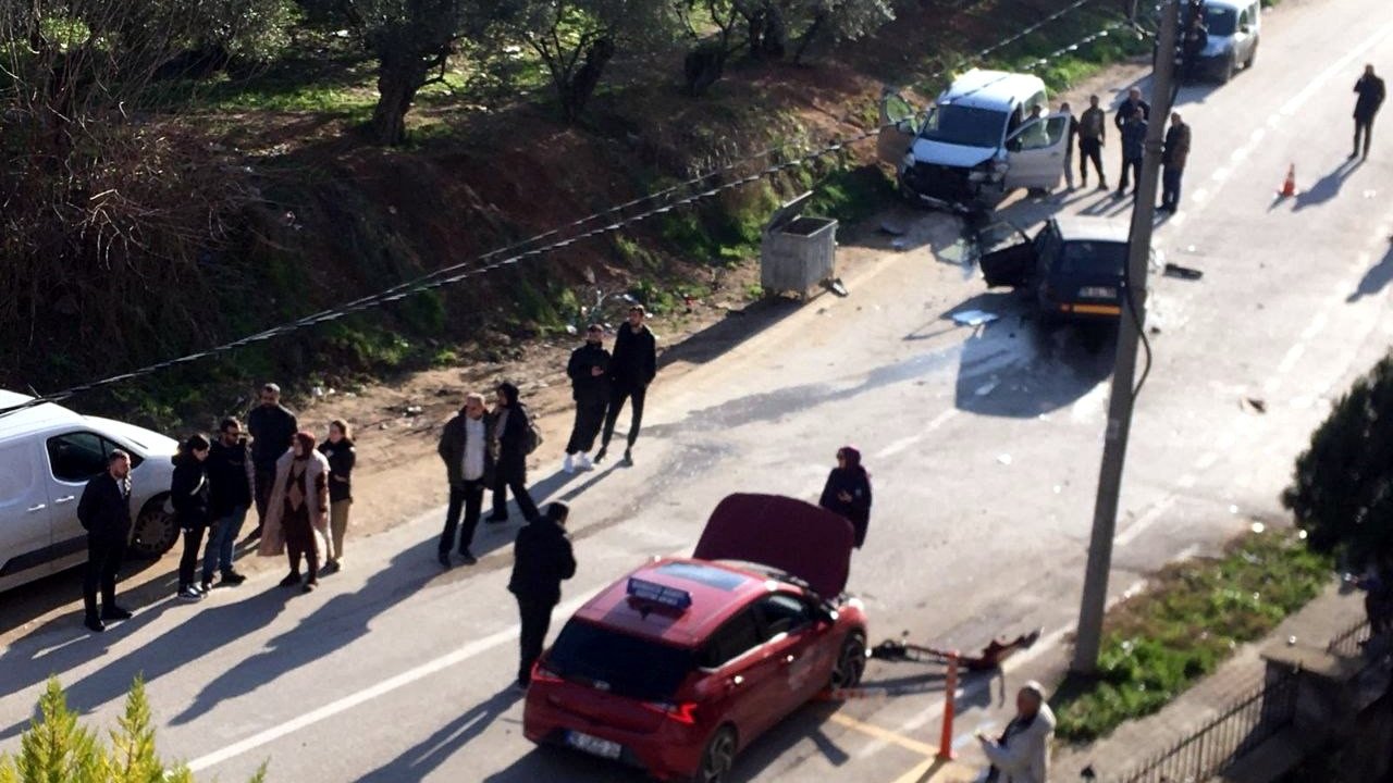 Kafa kafaya çarpıştılar, yaralı kurtuldu