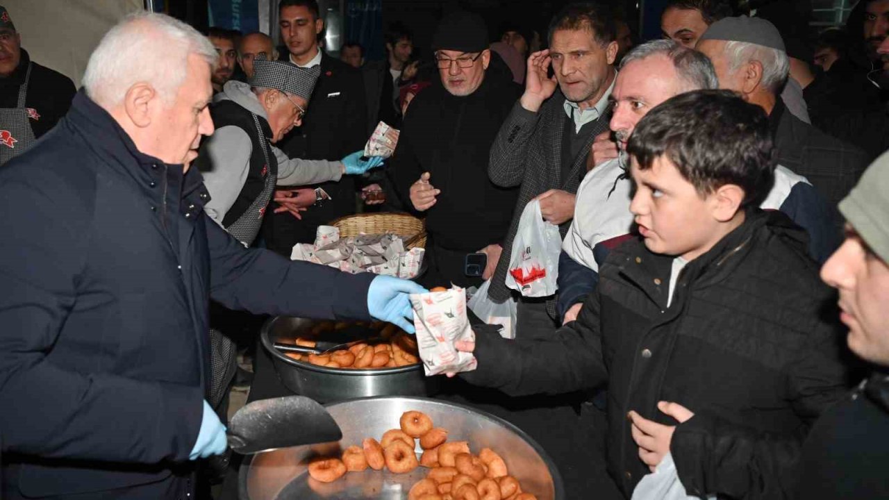 Başkan Bozbey’den Regaib Kandilinde tatlı ve lokma ikramı