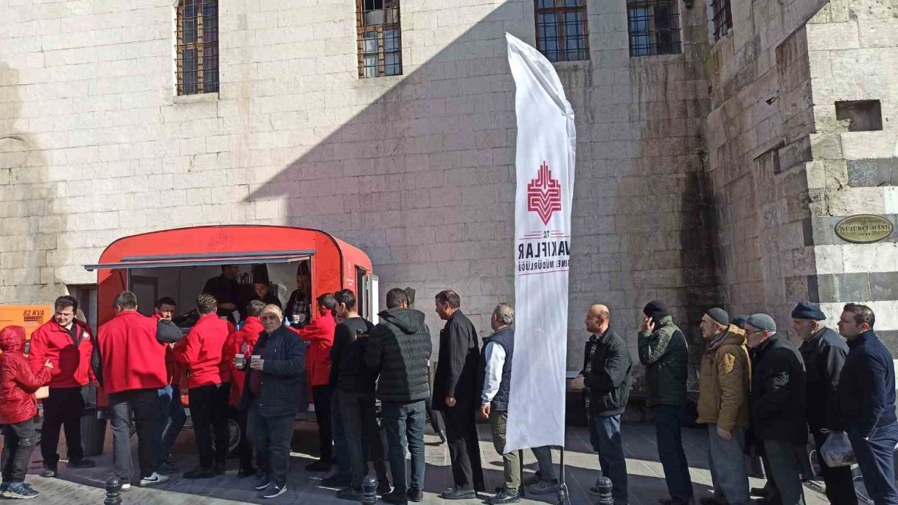 Gaziantep Vakıflar Bölge Müdürlüğü, vatandaşlara salep ikramında bulundu