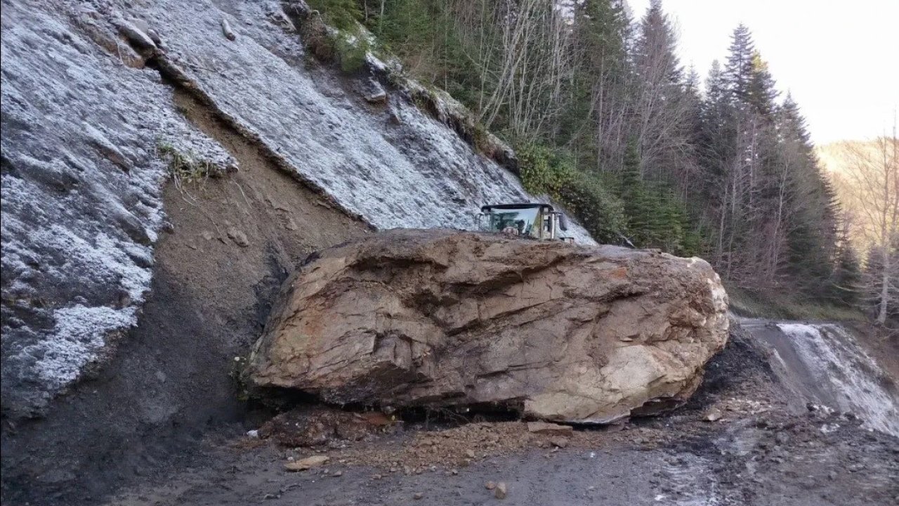 Kastamonu’da düşen kaya yolu ulaşıma kapattı