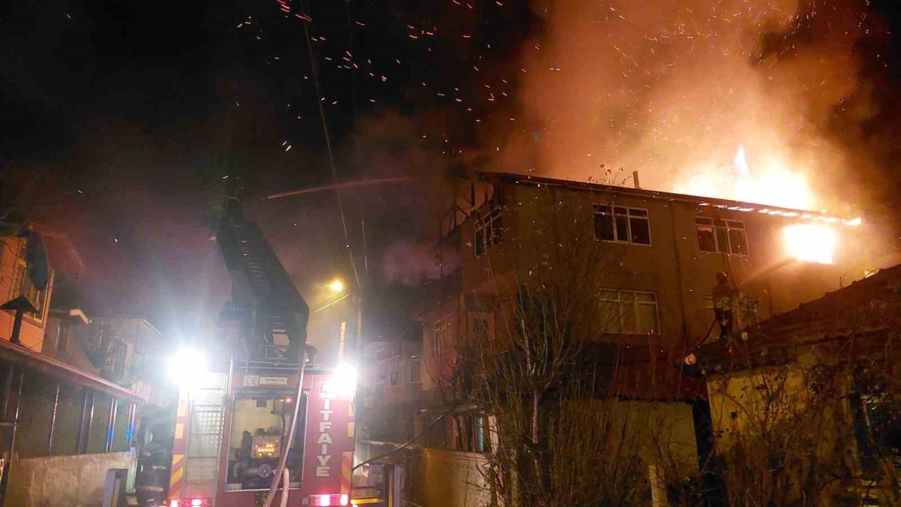 Sakarya’da geceyi aydınlatan yangın: Mahalleli sokağa döküldü