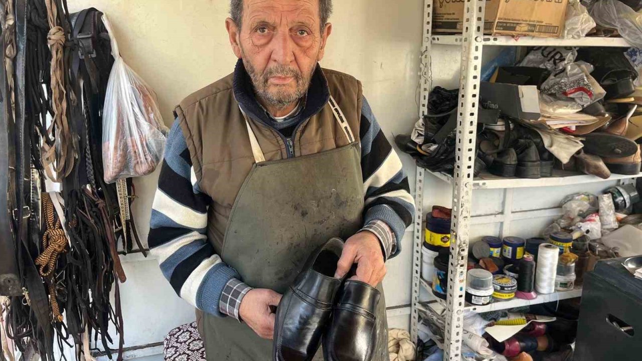 102 yaşındaki makinesiyle 57 yıldır eski ayakkabıları yeniliyor