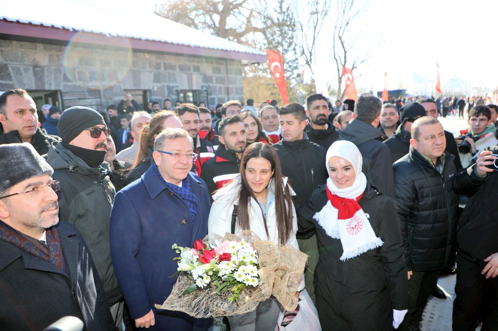 Ankara’dan Sarıkamış Ekspresi ile gelen gençler coşkulu bir şekilde karşılandı.