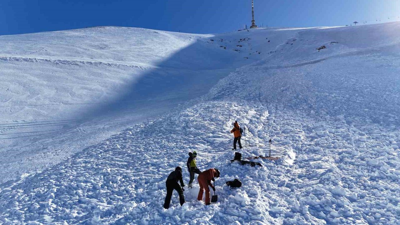 Palandöken Kayak Merkezi’nde çığ rasat analiz ve kurtarma eğitimi