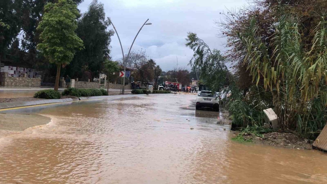 Datça’da sağanak yağış etkili oldu, karayolu göle döndü