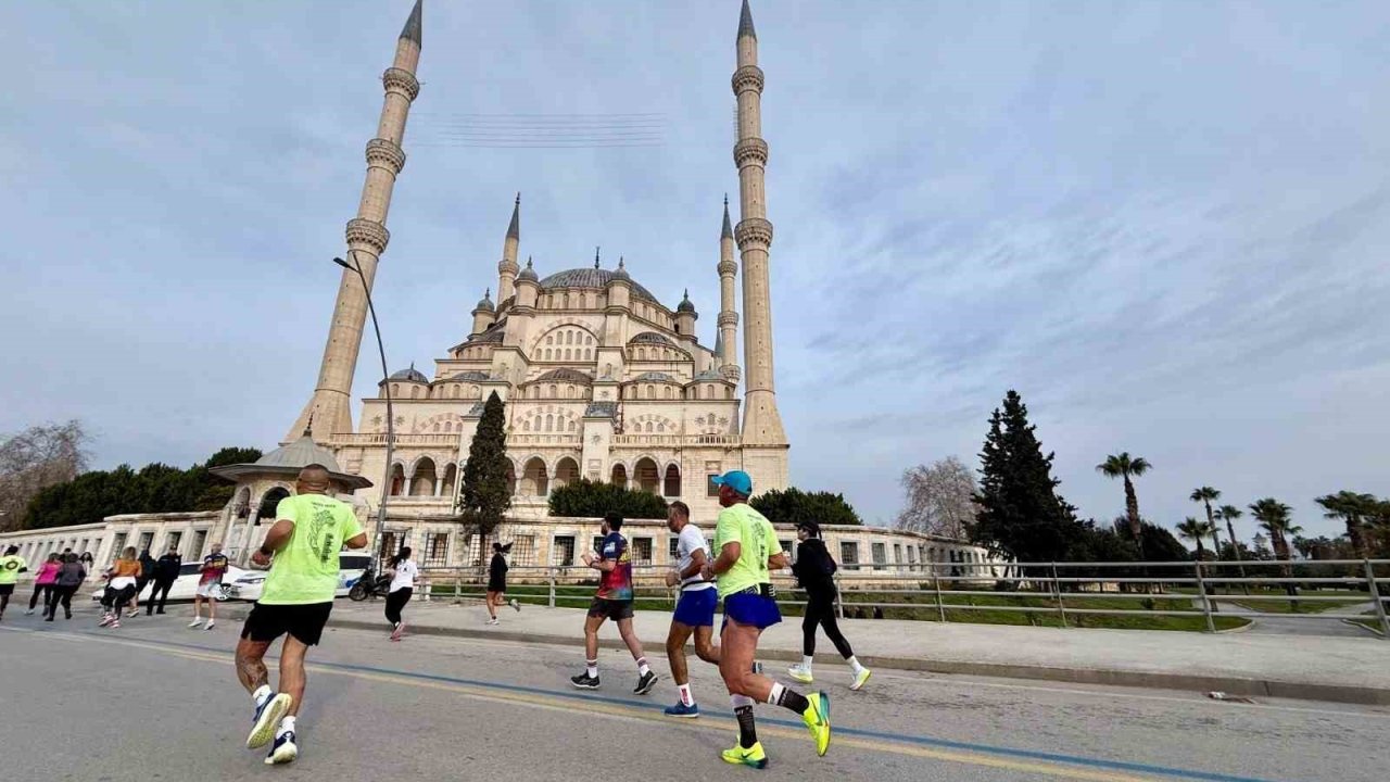 Adana 15. Uluslararası Kurtuluş Yarı Maratonu ve Halk Koşusunda dereceye girenler ödüllerini aldı