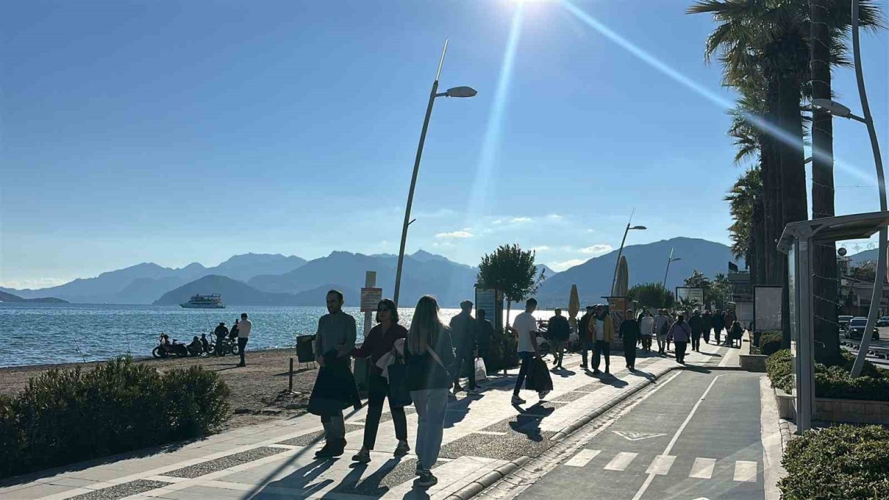 Marmaris’te güneş yüzünü gösterdi, sahiller hareketlendi