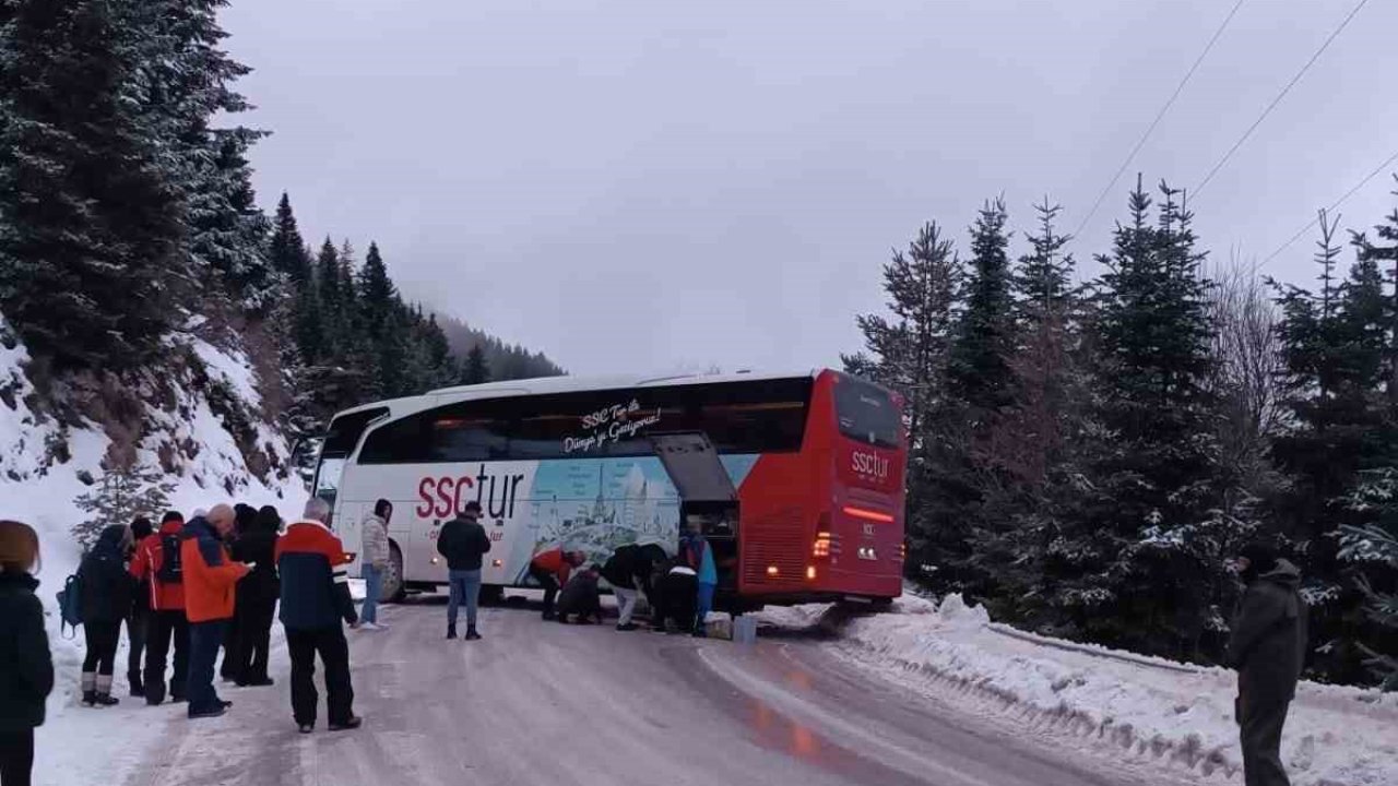 Kartalkaya yolunda kontrolden çıkan yolcu otobüsü yolu kapattı