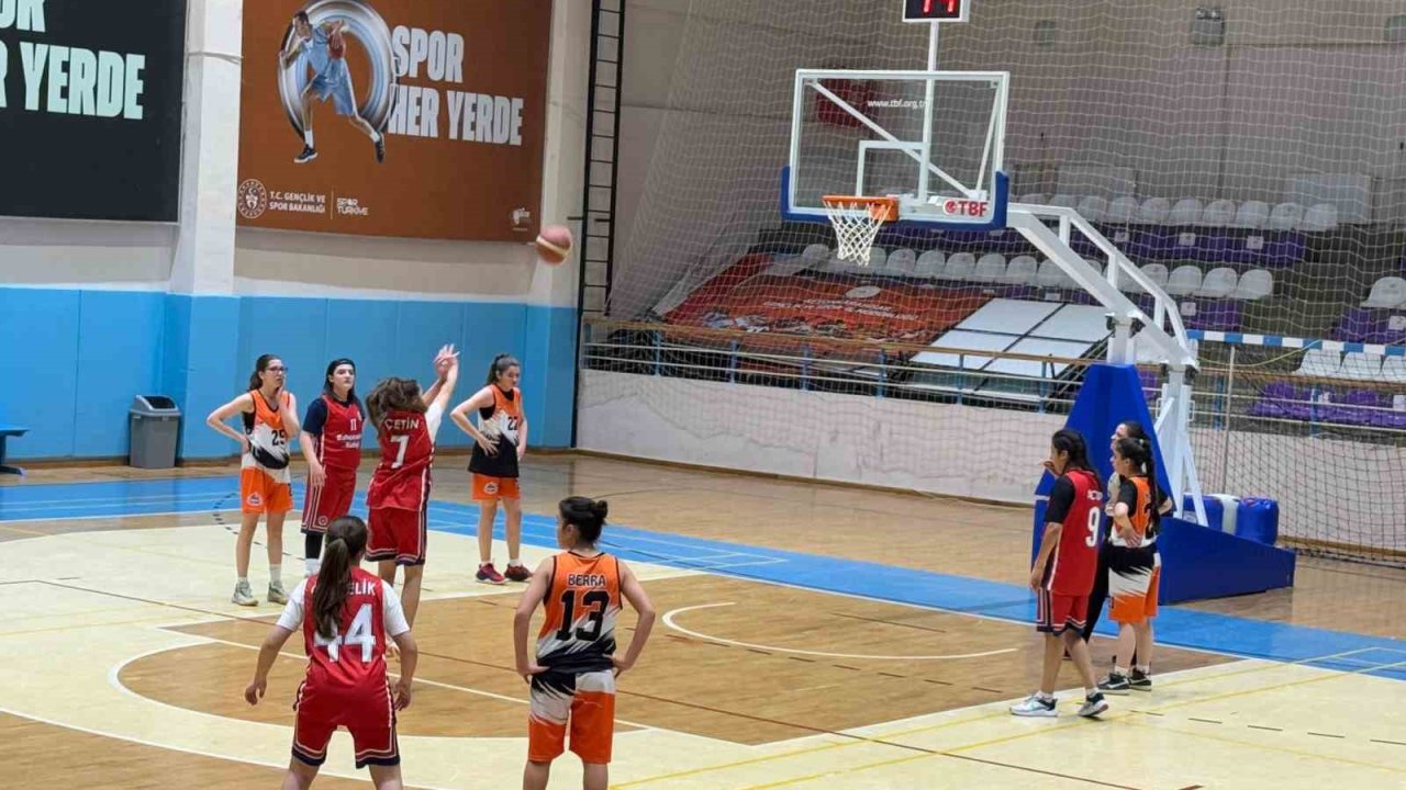 Basketbol U-16 Kulüp Kadınlar Müsabakaları sürüyor