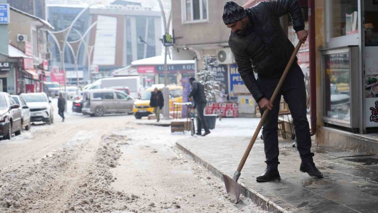 Bayburt’a yeni yılın ilk karının yağmasıyla kent beyaz örtüyle kaplandı