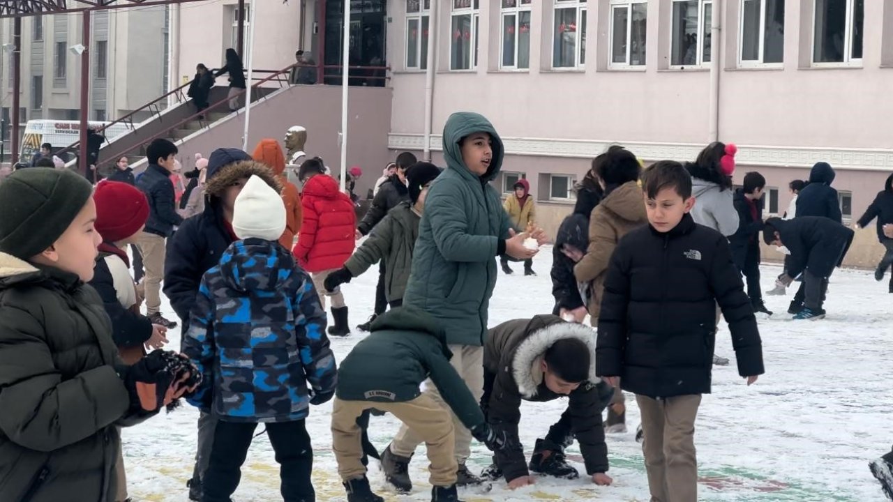 Kar yağışının etkili olduğu Erzincan’da okullarda kartopu şenliği yaşandı