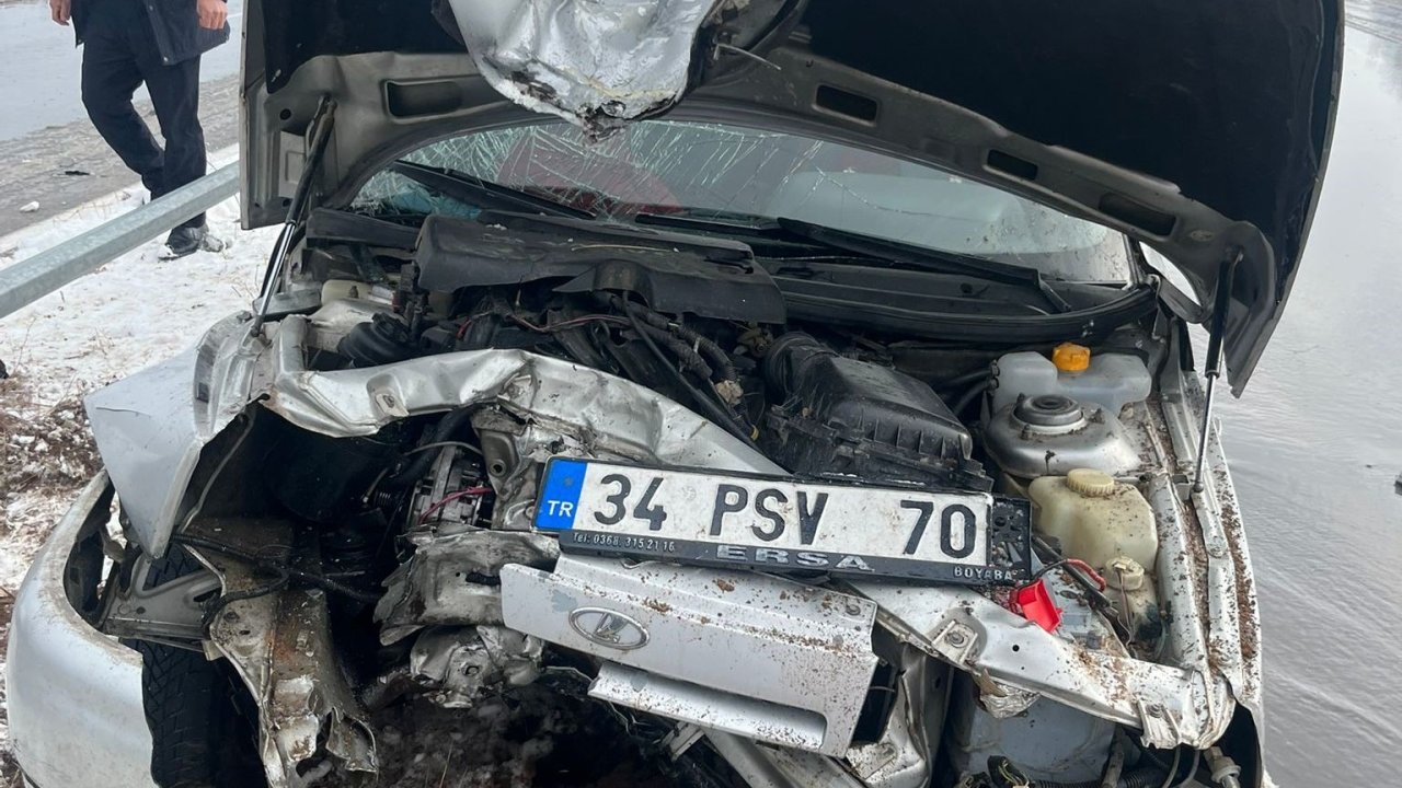 Van’da aydınlatma direğine çarpan otomobildeki 4 kişi yaralandı