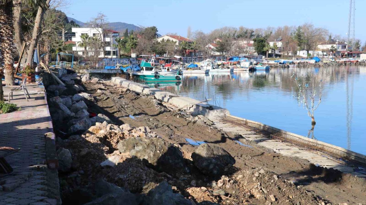 Balıkçı barınağının kaçak yapıları yıkıldı, yenilme çalışması başlatıldı