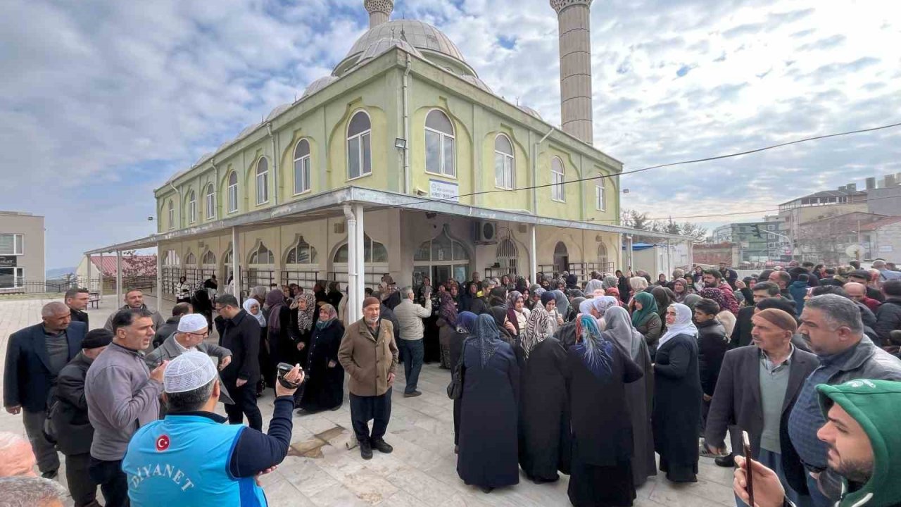 Besni’de umreciler dualarla uğurlandı