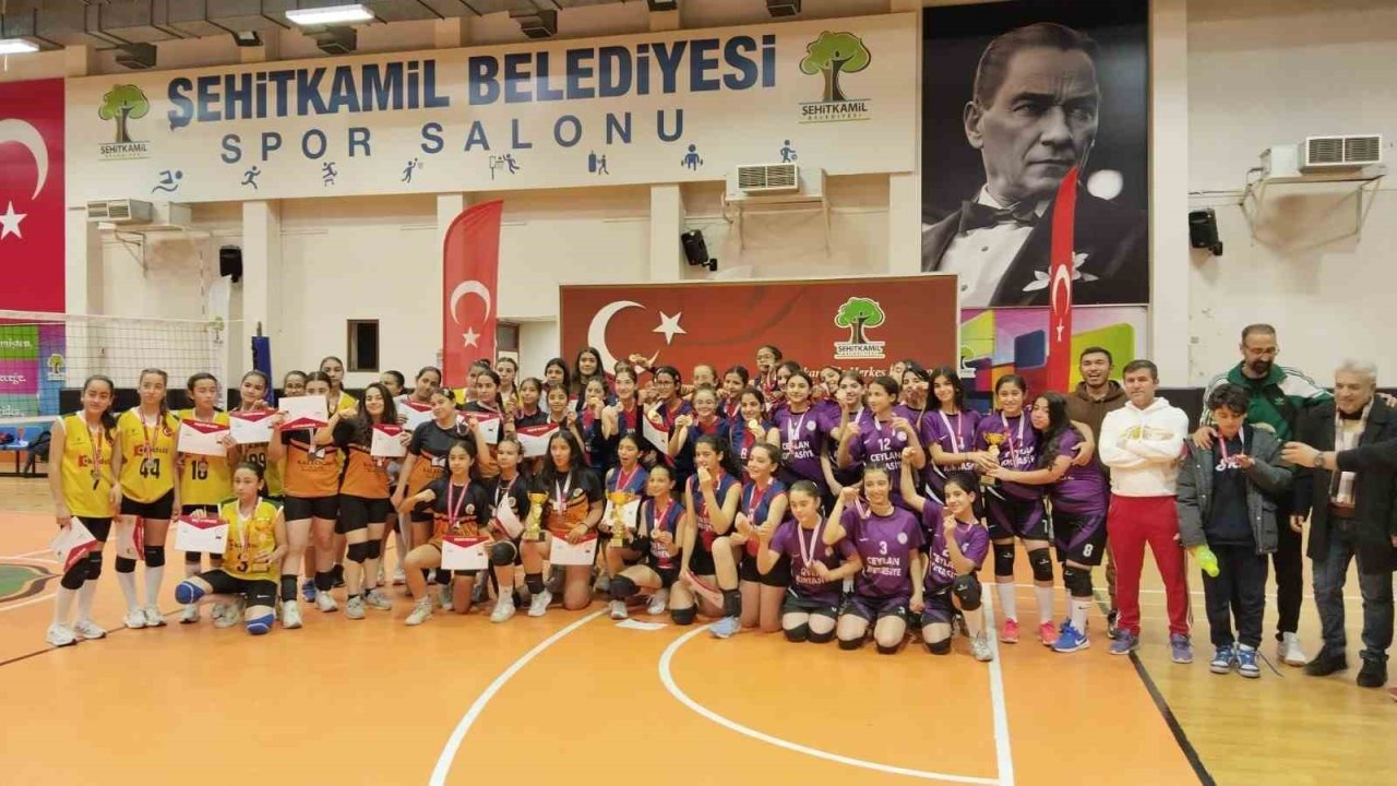 Şehitkamil’de yıldız kızlar voleybol turnuvası sona erdi