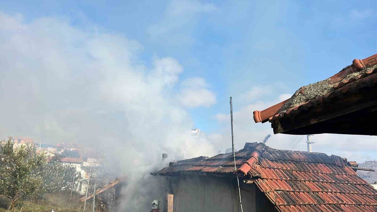 Uşak’ta müstakil bir ev yanarak küle döndü