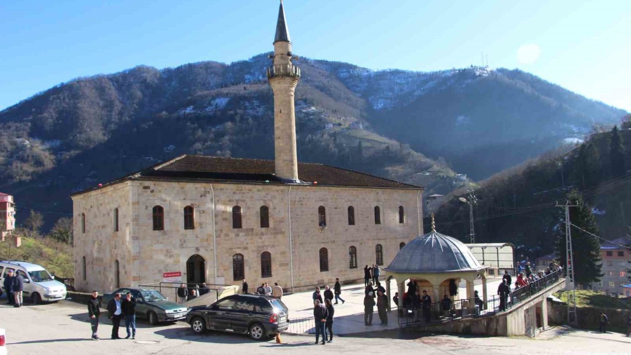 3 kuşaktır bu caminin imamları aynı aileden