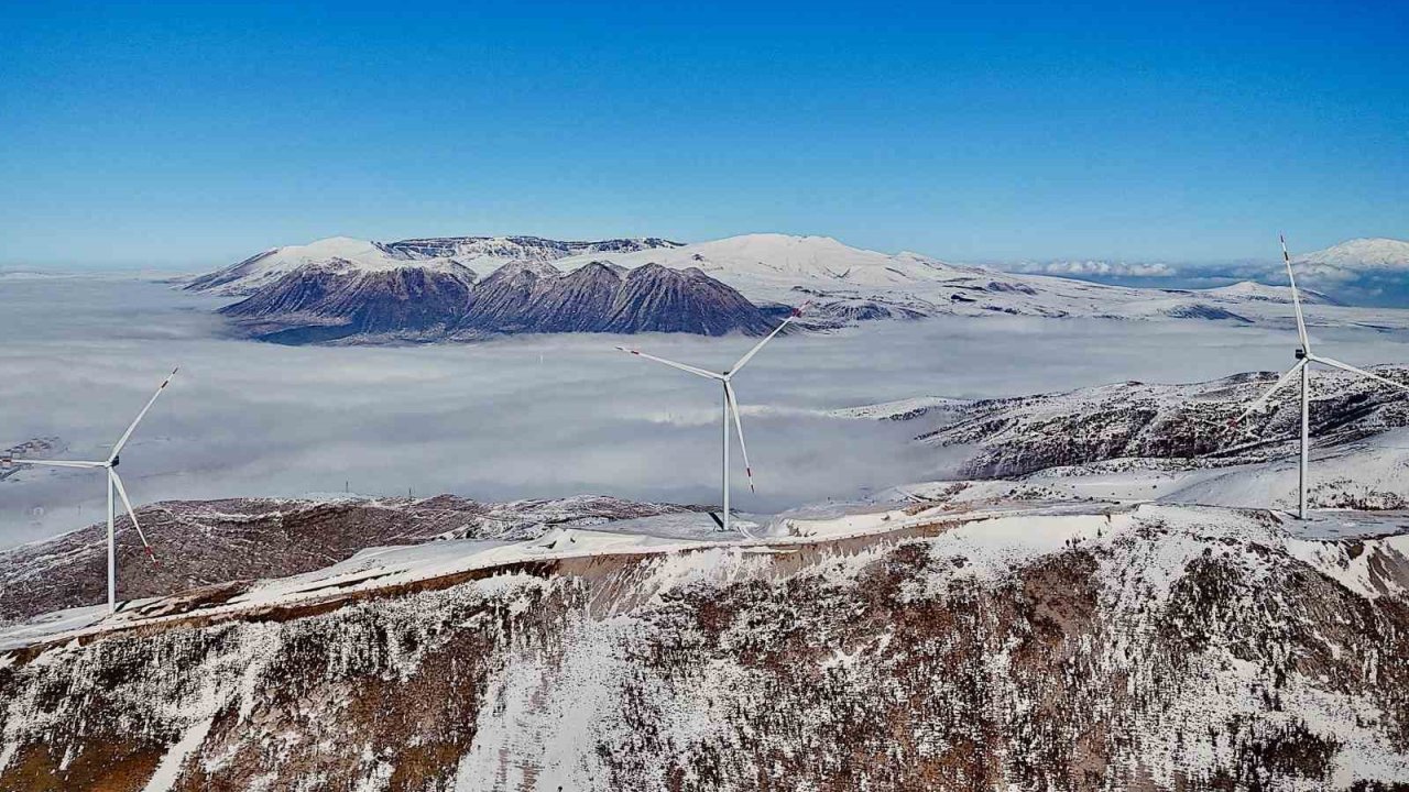 Bitlis’teki rüzgar güllerinin sisli dağlarla görüntüsü mest ediyor