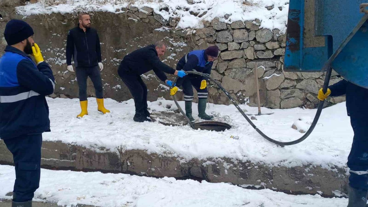 Dondurucu soğukta 11 kanalizasyon arızası giderildi