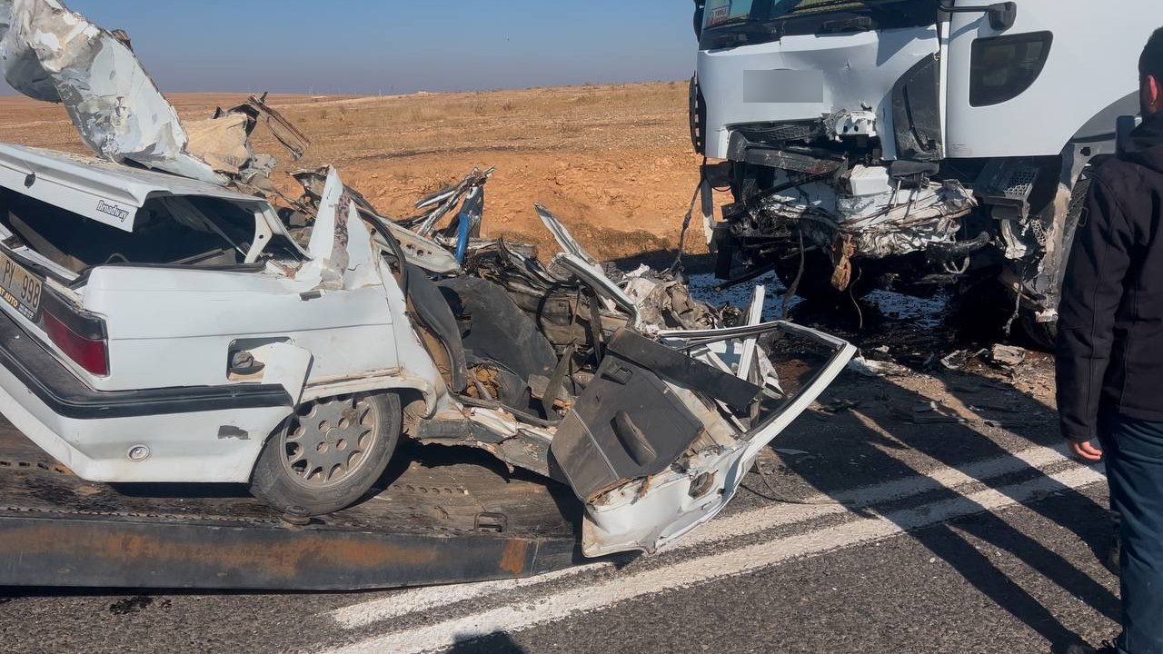 Demir yığınına dönen otomobilin sürücüsü hayatını kaybetti