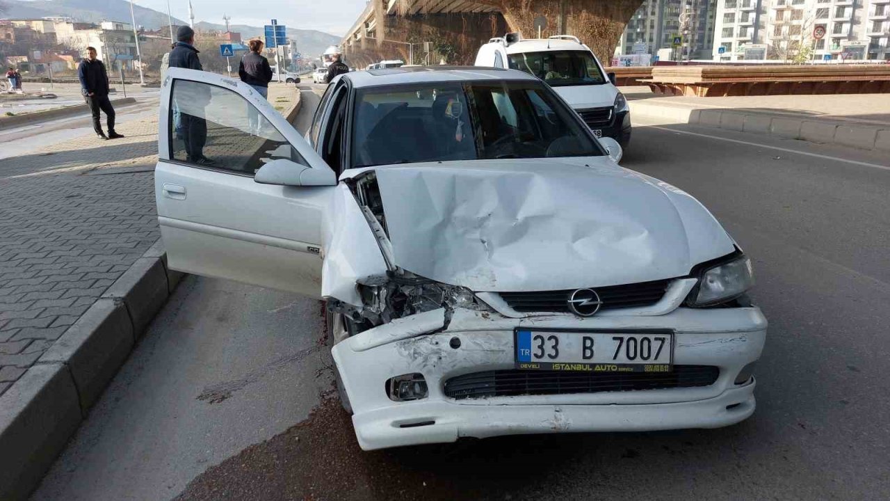 Samsun’da otomobil hafif ticari araçla çarpıştı: 1 yaralı