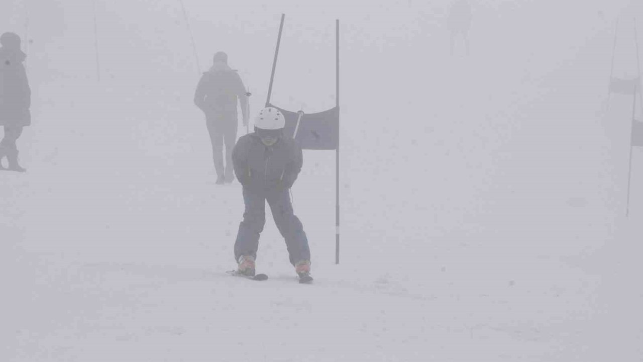 Bitlis’te “Alp Disiplini ve Snowboard İl Birinciliği Kayak Yarışması” yapıldı