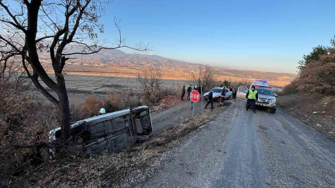 Şarampole devrilen otomobildeki 2 kişi yaralandı