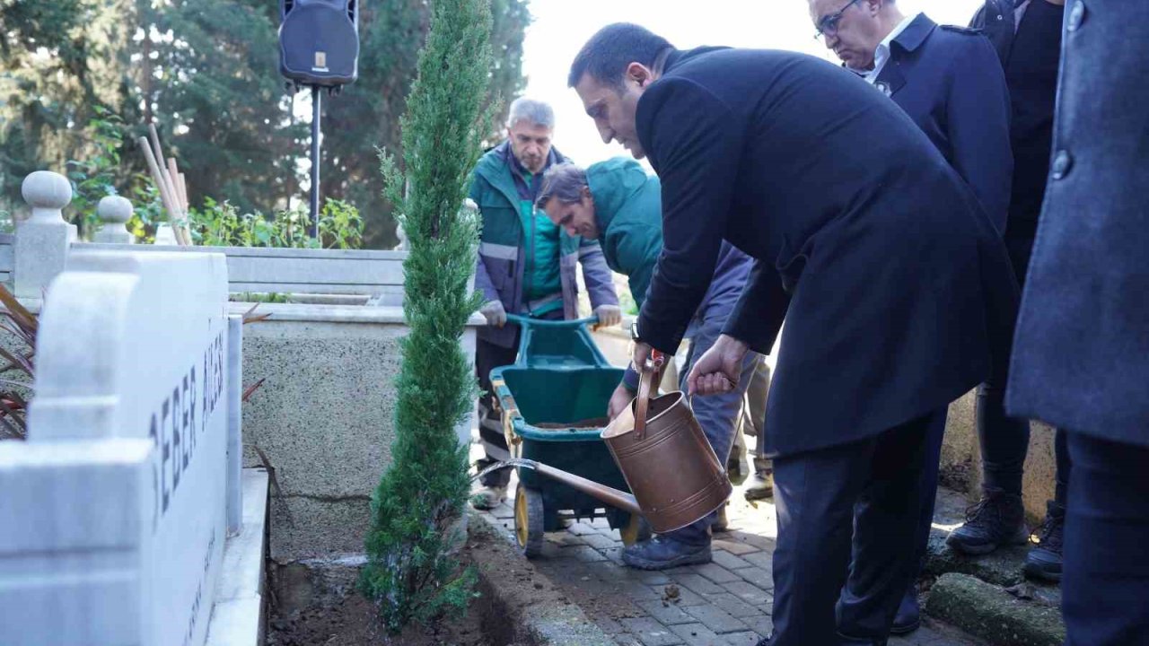 Cemal Süreya vefatının 35. yılında kabri başında kır çiçekleriyle anıldı