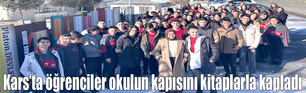 Kars’ta öğrenciler okulun kapısını kitaplarla kapladı