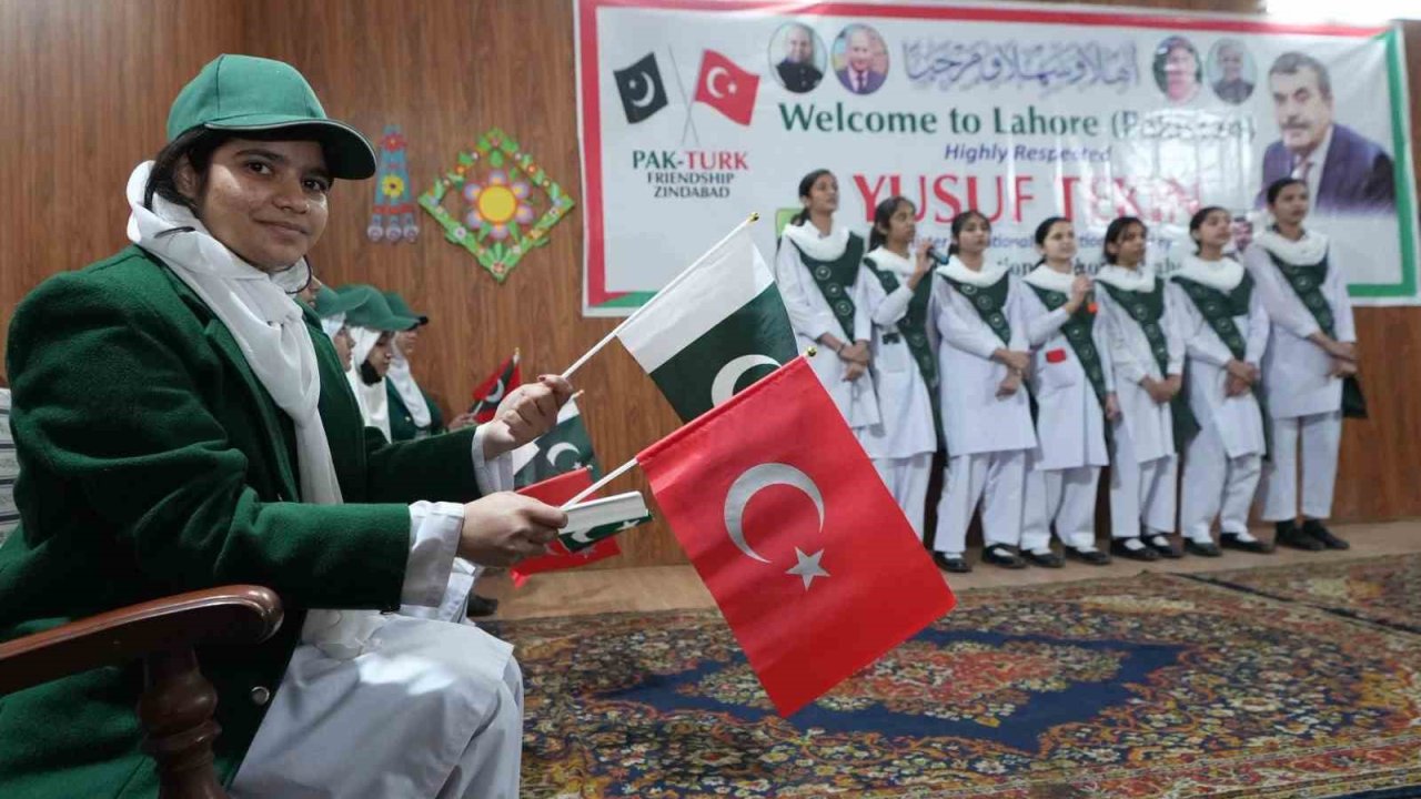 Bakan Tekin, Pakistan’da Kınnaırd Kız Lisesi’ni ziyaret etti