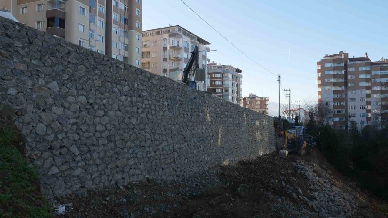 Çöken istinat duvarı onarılıyor