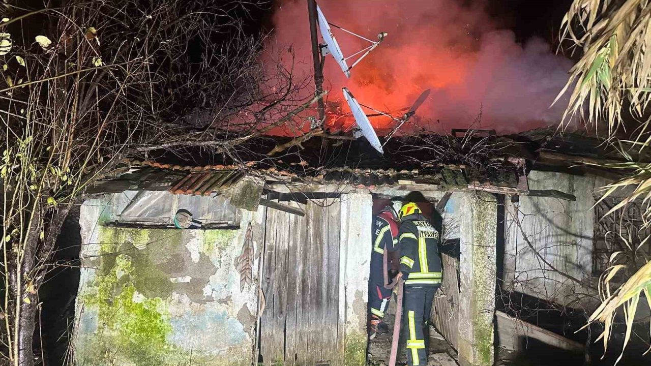 Nazilli’de alevlere teslim olan metruk ev küle döndü