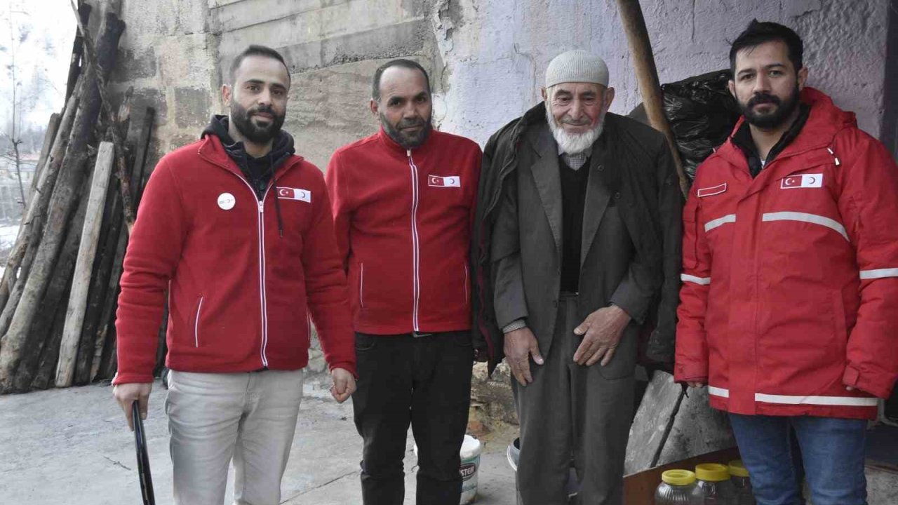 Bitlis’te Kızılay tarafından 1045 aileye gıda kolisi dağıttı