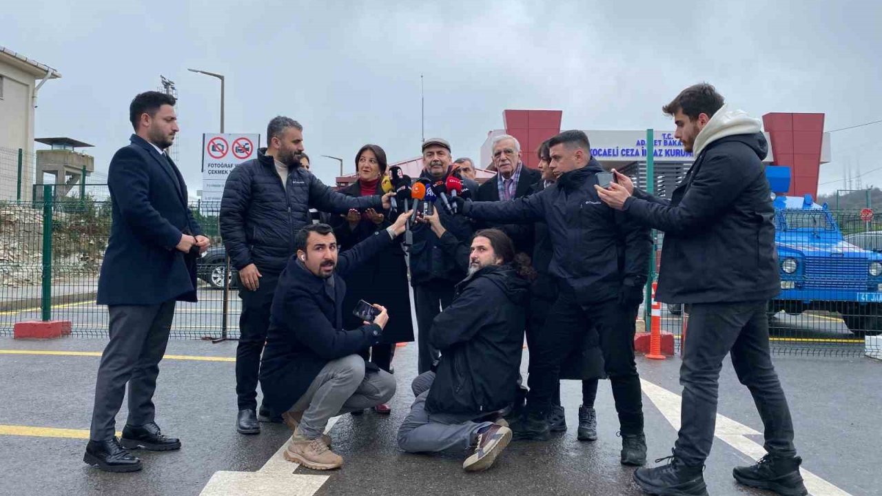 Sırrı Süreyya Önder: "Çok spekülatif tartışmalar oluyor, silah kadar zarar veren bir dil bu"