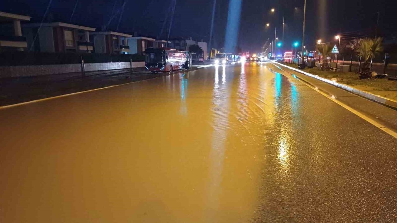 Su baskını nedeniyle trafiğe kapanan İzmir - Çanakkale Karayolu tekrar trafiğe açıldı