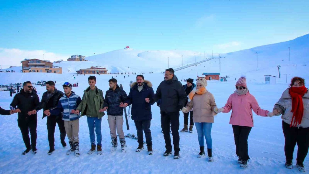 Hakkari Valisi Çelik, kayak merkezinde gençlerle halay çekti