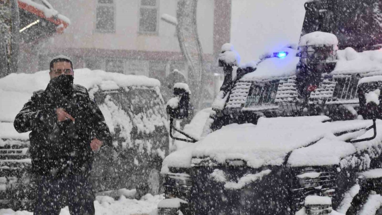 Hakkari polisi kar kış demeden görev başında