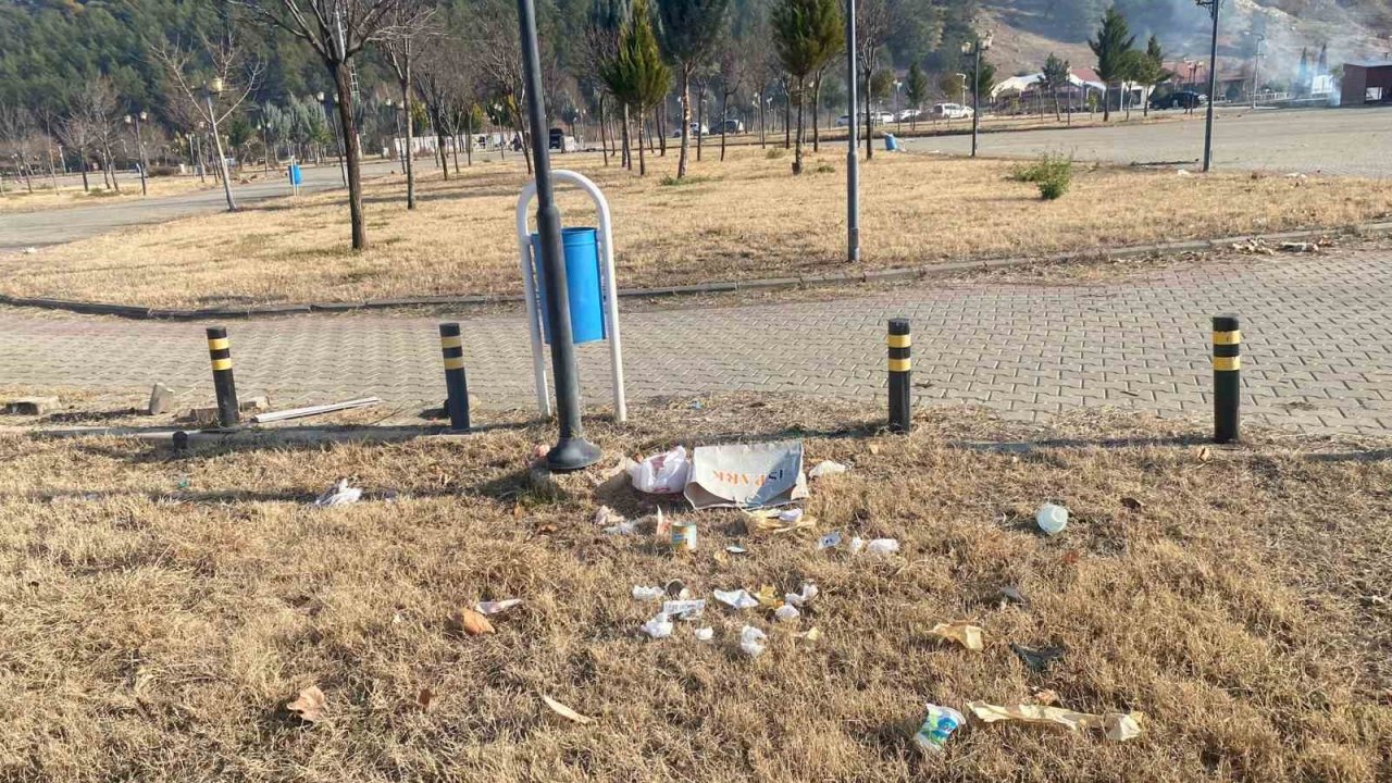 Rast gele atılan çöpler tepkilere neden oluyor