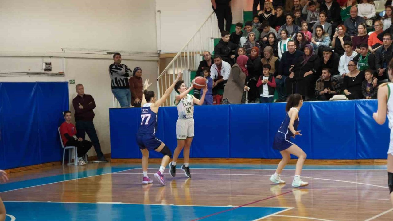 Ceyhan Belediye Basketbol Akademisi liderlik koltuğunu bırakmıyor