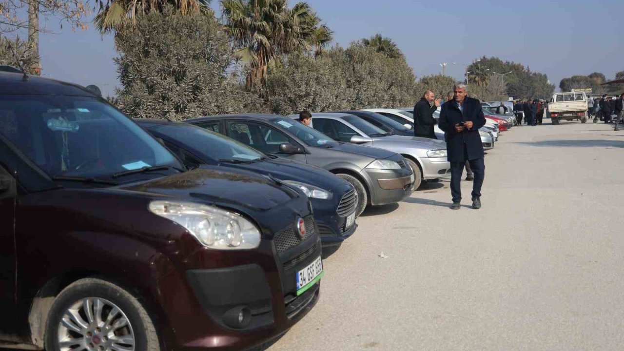 Dönüş hazırlığındaki Suriyelilerin araçlarını piyasanın altında satmak istemeleri fiyatları düşürdü