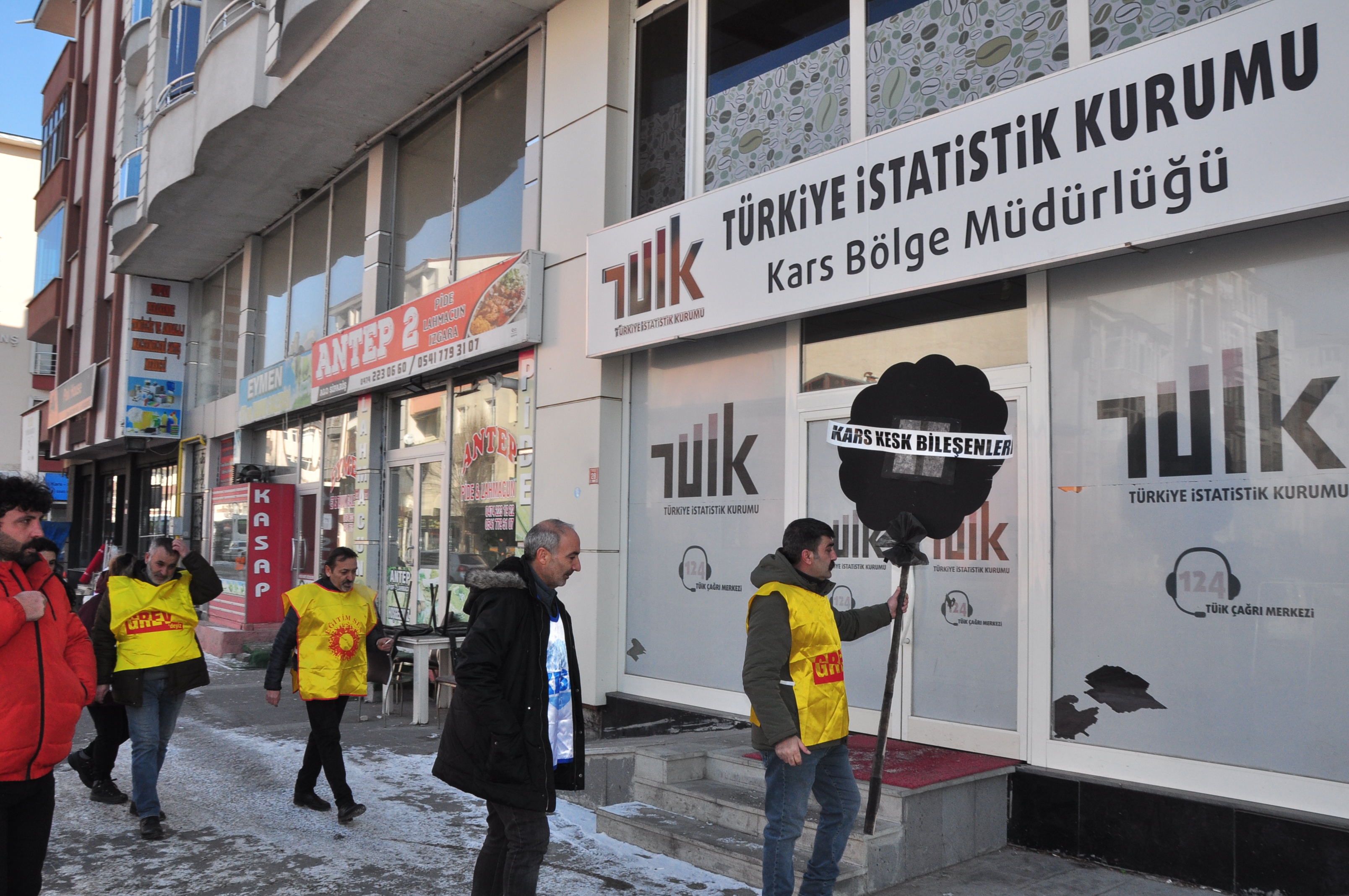 Kars’ta Memurlar Zamları Protesto Etti