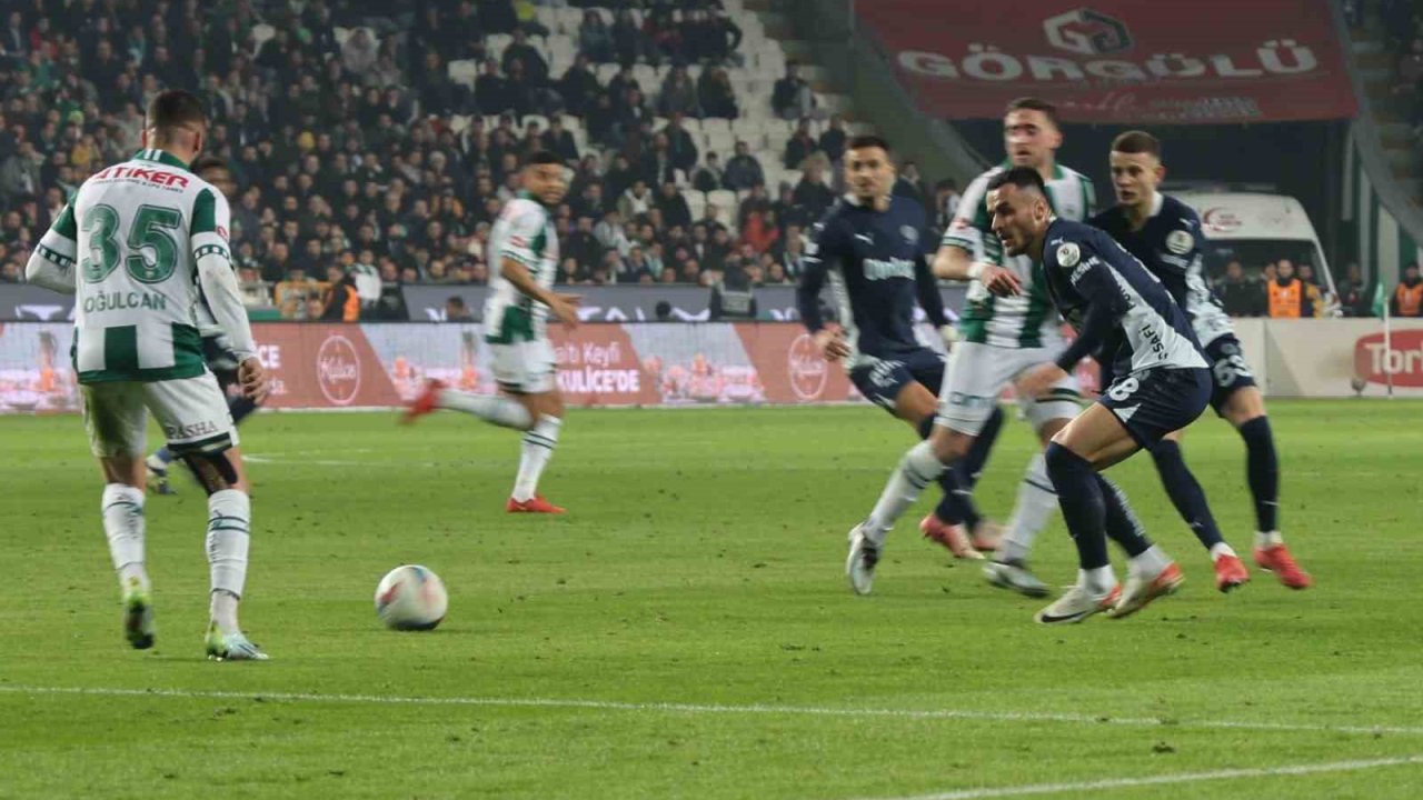 Trendyol Süper Lig: Konyaspor: 2 - Fenerbahçe: 2 (İlk yarı)