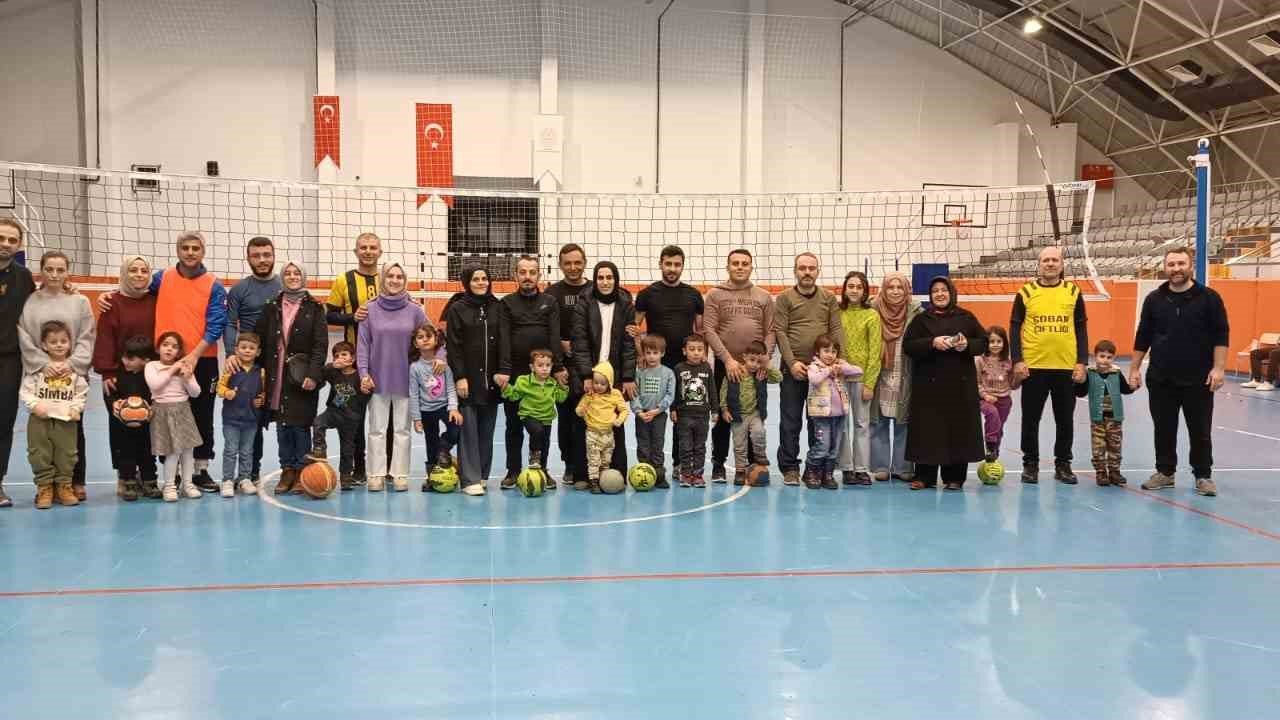 Anaokullu minikler babalarıyla birlikte spor yaptılar