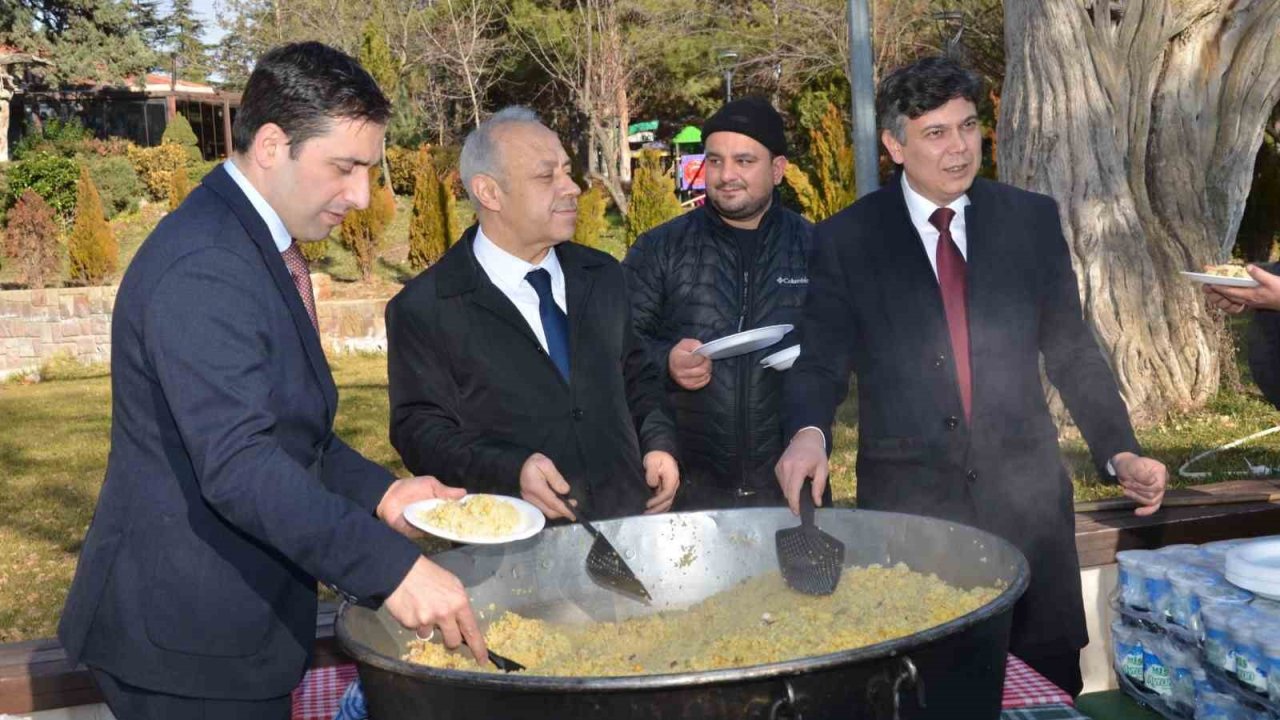 Ertuğrul Gazi Külliyesinde vatandaşlara ‘Şifalı Pilav’ dağıtıldı