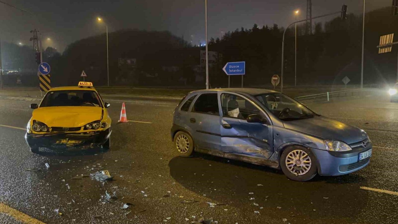 Bolu’da iki otomobil çarpıştı: 3 yaralı