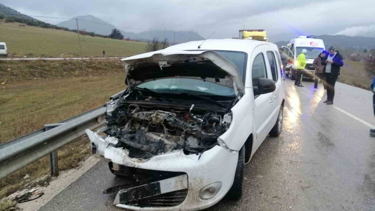 Isparta’da midibüs ile sivil polis aracı çarpıştı: 2 polis yaralı