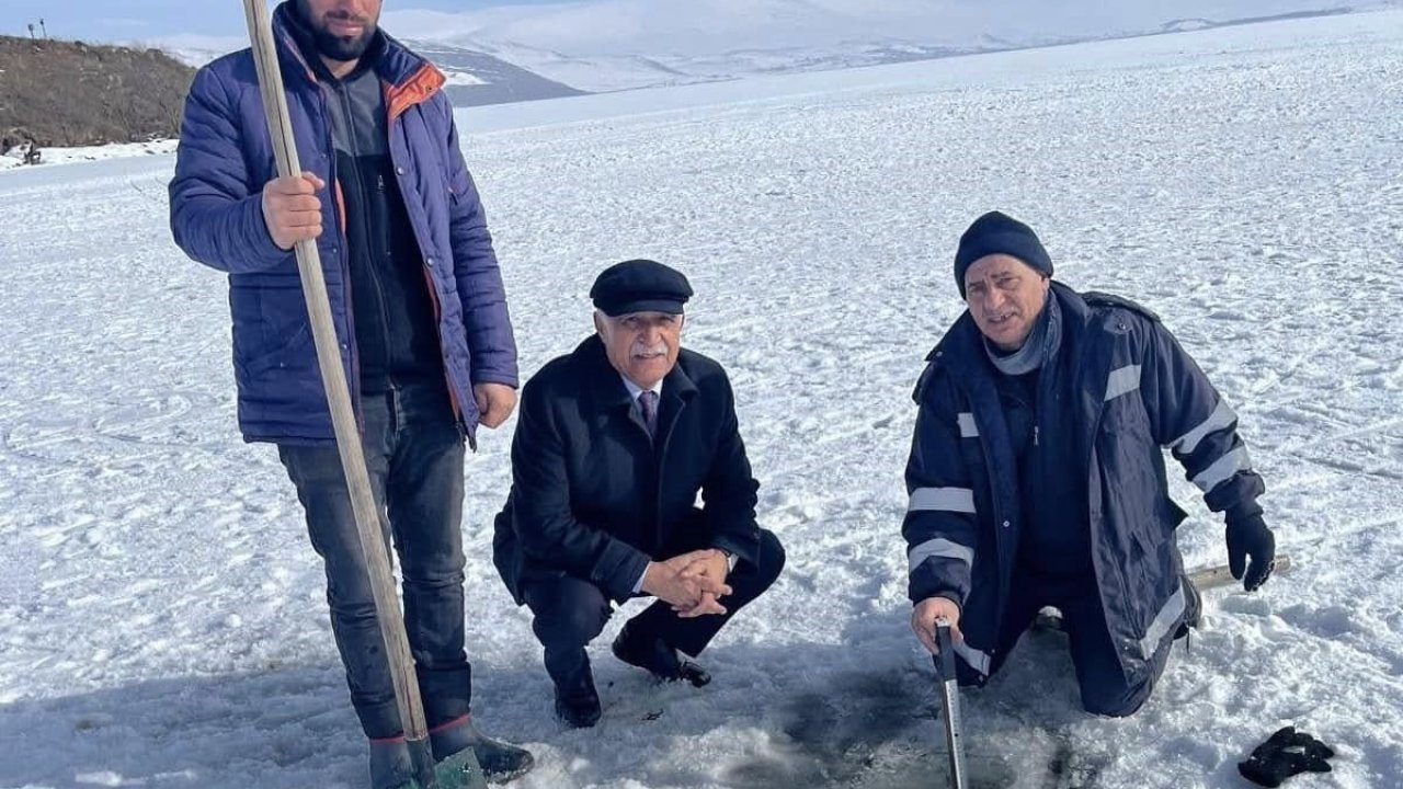 Çıldır Gölü’nde festival öncesi buz kalınlığı ölçüldü