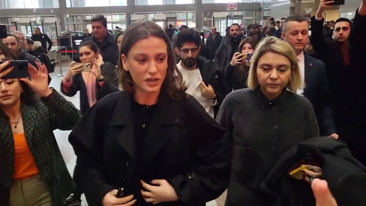 Menajer Ayşe Barım hakkında sosyal medyadaki iddialara yönelik yürütülen soruşturma kapsamında, oyuncu Serenay Sarıkaya tanık sıfatıyla ifade vermek üzere adliyeye geldi.