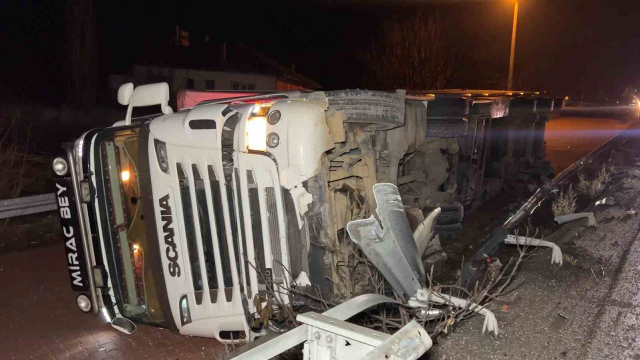 Burdur- Antalya karayolunda kontrolden çıkan tır yan yola devrildi, 1 yaralı